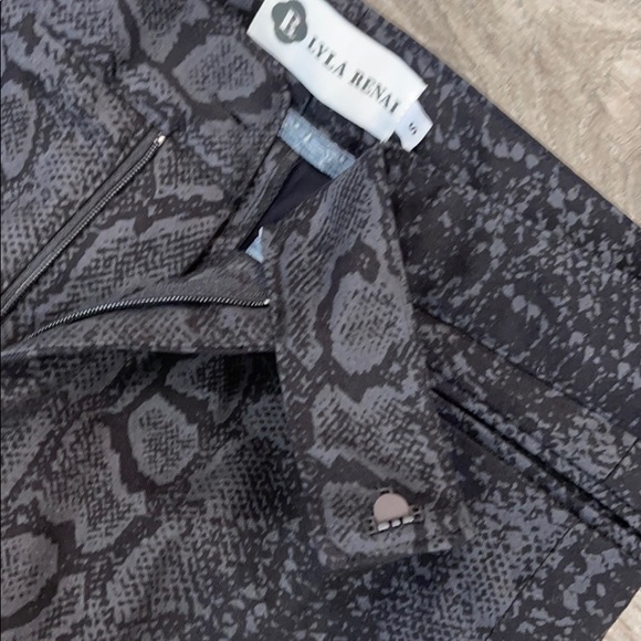 Lyla Renai Alligator Print Golf Pants, Size S - Picture 9 of 9